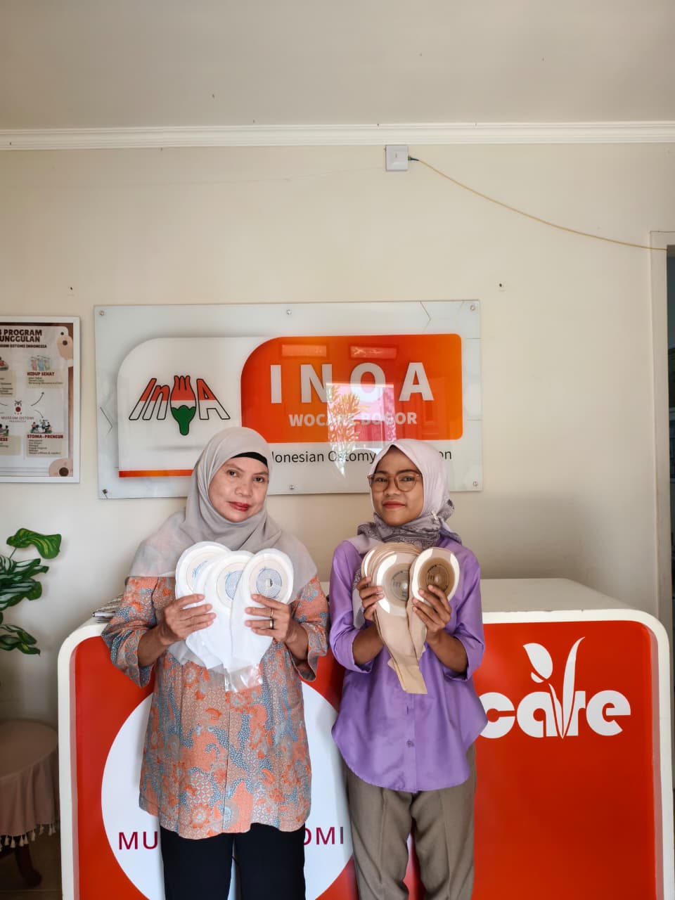 Kepedulian Tanpa Batas: Ibu Maryam Mohd Nasir Kembali Donasikan Kantong Stoma untuk Ostomate Indonesia